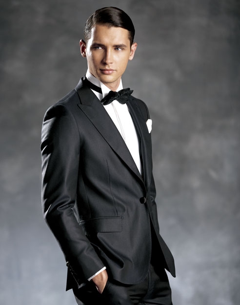 Sophisticated Weddings Suit with a Wing Tip Collared Tuxedo Shirt, makes you stand out from the crowd.
